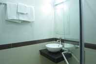 Phòng tắm bên trong Thu Ha Hotel