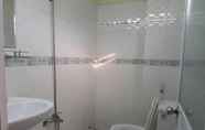 In-room Bathroom 4 Phu Cam Hotel