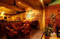 Bar, Cafe and Lounge Seabox Hostel Khaolak