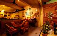 Bar, Cafe and Lounge 2 Seabox Hostel Khaolak