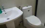 Toilet Kamar 7 Asiatel Inn Carmona