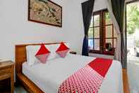 Bedroom SUPER OYO 90672 ADHYA GUEST HOUSE LOMBOK