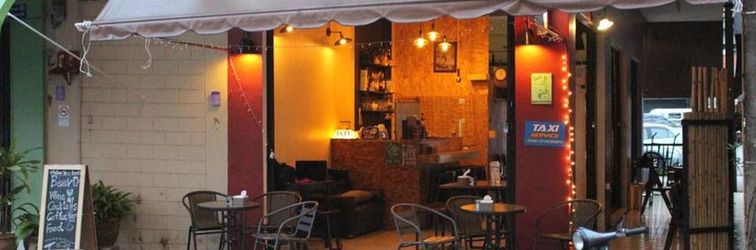 Lobi Follow Your Heart Hostel and Cafe