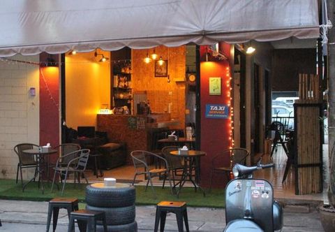 Lobi Follow Your Heart Hostel and Cafe