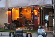 Lobi Follow Your Heart Hostel and Cafe