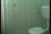 Toilet Kamar Rose Inn Motel