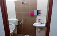 In-room Bathroom 4 Lynn Homestay Jitra