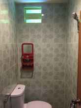 In-room Bathroom 4 Budget Room near Summarecon Mall Serpong (HH1)