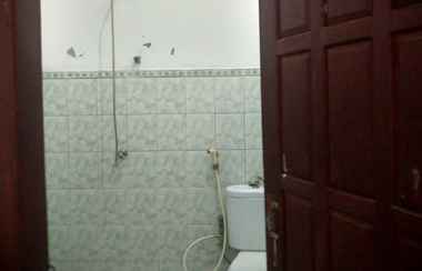 Toilet Kamar 2 2 Bedroom Cottage B in Pantai Kukup at Winahyu Resort