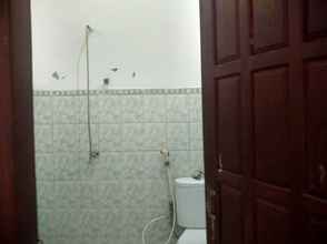 Toilet Kamar 4 2 Bedroom Cottage B in Pantai Kukup at Winahyu Resort