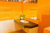 Toilet Kamar Duangtawan Beach Resort 