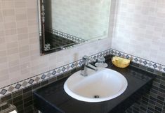 Phòng tắm bên trong 7 Hoang Linh Hotel