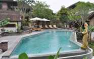 Kolam Renang 6 Jati 3 Bungalow & Spa