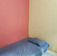 Kamar Tidur 4 Backpacker Room at Rhecha