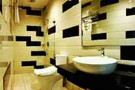 In-room Bathroom Millinov Boutique Hotel