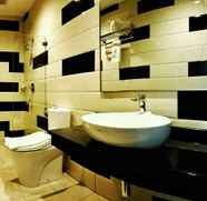 Toilet Kamar 2 Millinov Boutique Hotel