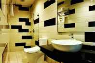 Toilet Kamar Millinov Boutique Hotel