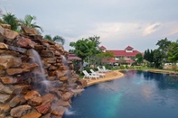 สระว่ายน้ำ Lake Villa Resort