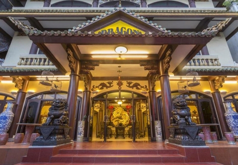 Bên ngoài Dragon Hotel Hanoi