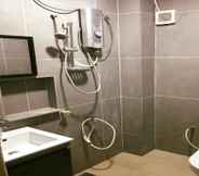 In-room Bathroom 2 Le Lodge Villa