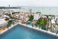 สระว่ายน้ำ The BASE Central Pattaya ByFavstay