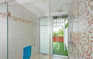 Toilet Kamar 7 Nagawari-6 Bed Room Pool Villa (18 Persons)