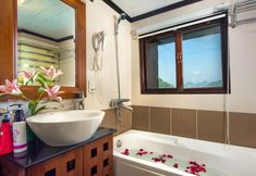 In-room Bathroom 5 Gray Line Halong Cruise