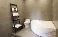 Toilet Kamar 6 Oliving Serviced Residence