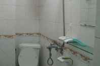 Phòng tắm bên trong Hoa Duong Hostel