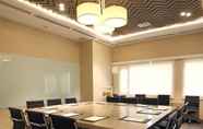 ห้องประชุม 7 The Mini Suites Eton Tower Makati