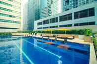 สระว่ายน้ำ The Mini Suites Eton Tower Makati