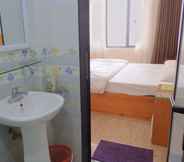 In-room Bathroom 6 An Phu Nguyen Hoang Hotel 