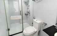 Toilet Kamar 7 Holiday Suites Hotel & Spa