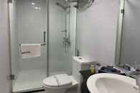 Toilet Kamar Holiday Suites Hotel & Spa