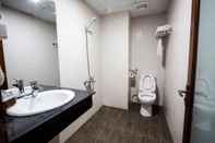 Phòng tắm bên trong QaMi Hotel
