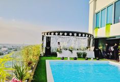 Hồ bơi 6 Holiday One Hotel