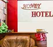 Lobby 2 Honey Hotel