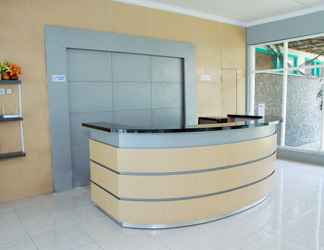 Lobi 2 OYO 1325 Grand Wisata Hotel