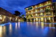 Kolam Renang Aqua Resort Phuket (SHA Plus+)