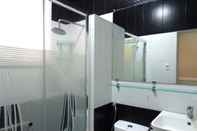 Toilet Kamar The Executive Villa Inn & Suites