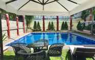 Swimming Pool 4 The Executive Villa Inn & Suites