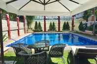 สระว่ายน้ำ The Executive Villa Inn & Suites