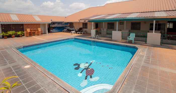 Swimming Pool Green Beach Room