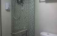 Toilet Kamar 7 Kosma Boutique Hotel