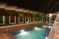 Swimming Pool Al-Safina Kijal Beach Resort & Restaurant