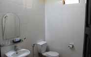 Toilet Kamar 6 Ha Quynh Hotel