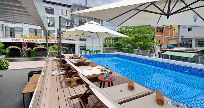 สระว่ายน้ำ Aries Hotel Nha Trang