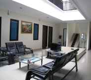 Lobby 6 Modern Room near Stadion Utama Sepakbola Riau (D19)