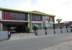 Bangunan 3 OYO 1864 Tiara Guest House