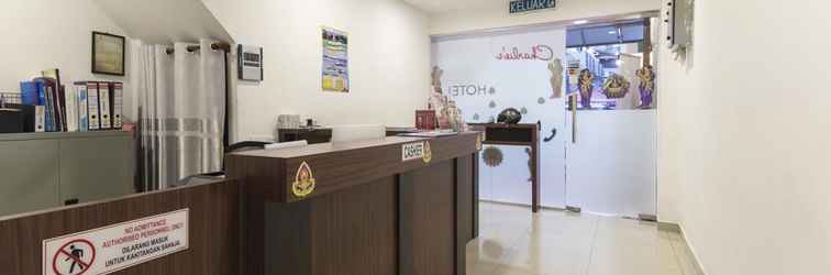 Lobi Charlie's Budget Hotel